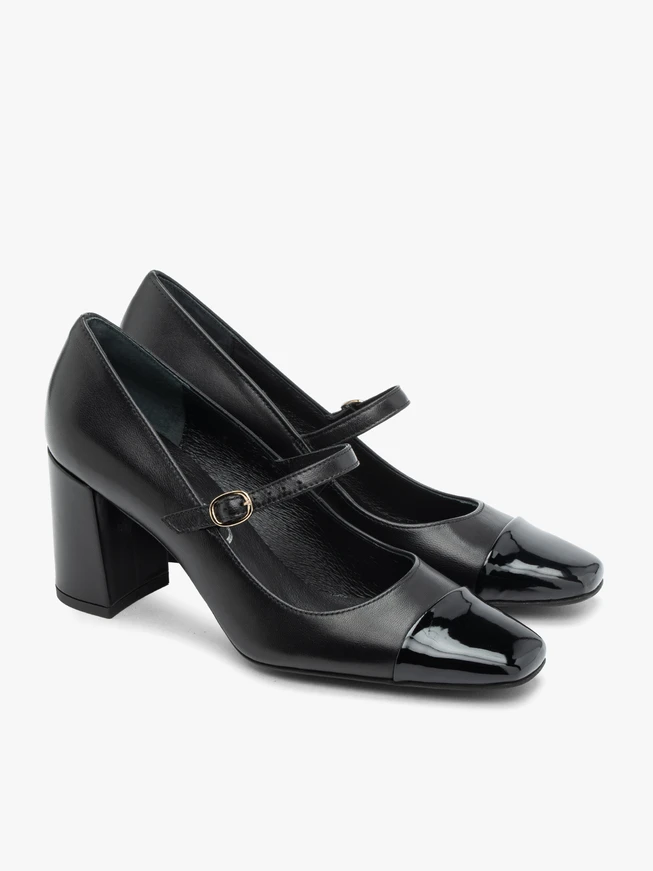 Schwarze Pumps mit lackierter Nase