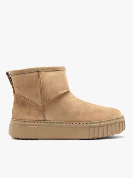 Light brown women’s snow boots