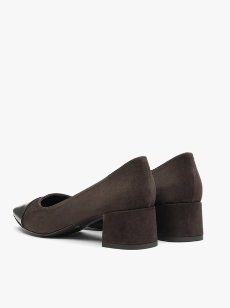 Velours-Pumps in Schokolade