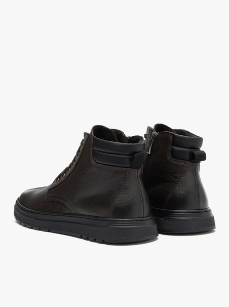 Braune isolierte Lederstiefel