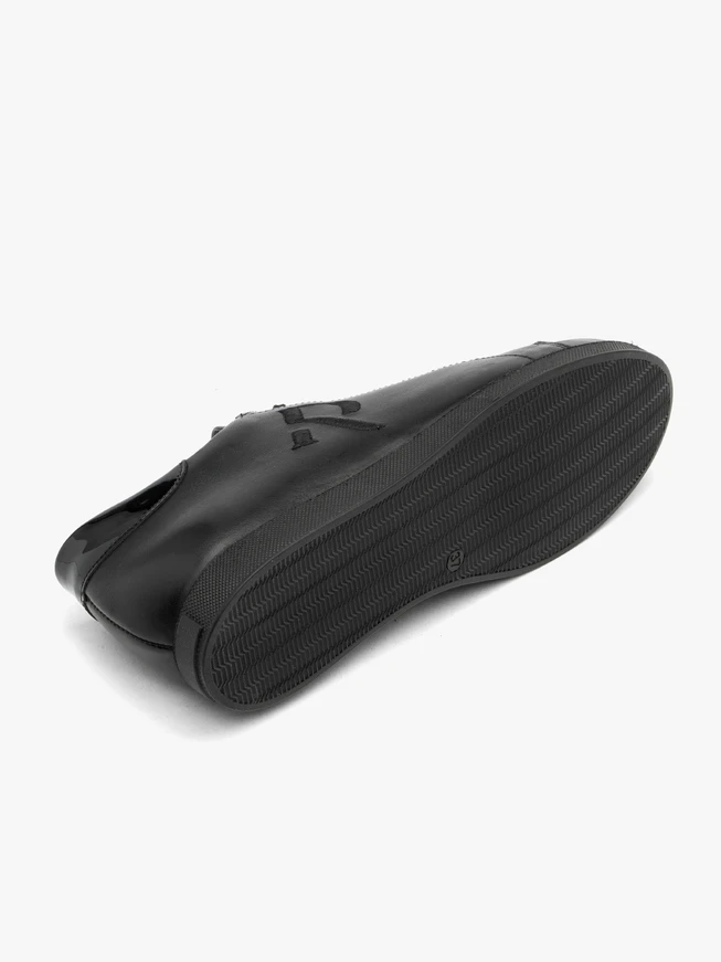 Schwarze Turnschuhe aus genarbtem Leder