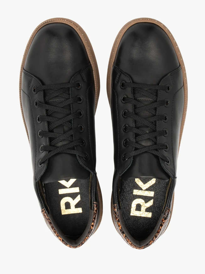 Schwarze Sportschuhe zum Schnüren
