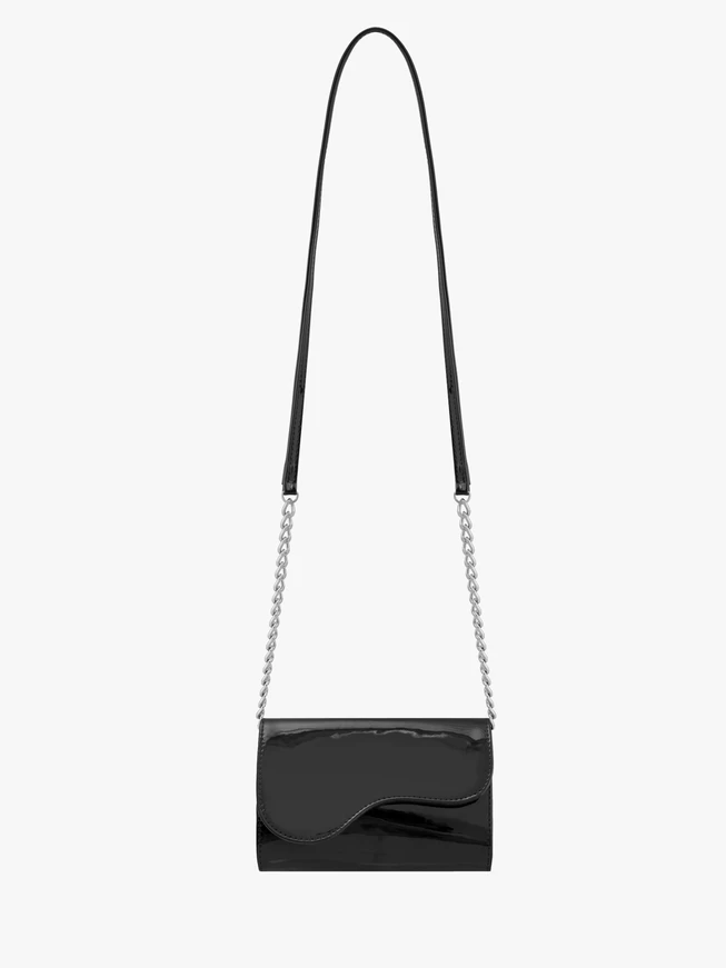 Schwarz lackierte Handtasche mit Kette