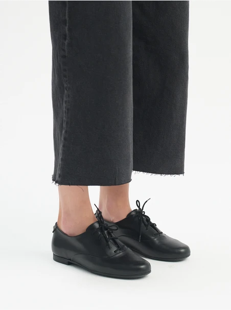 Schwarze Halbschuhe mit flachem Boden