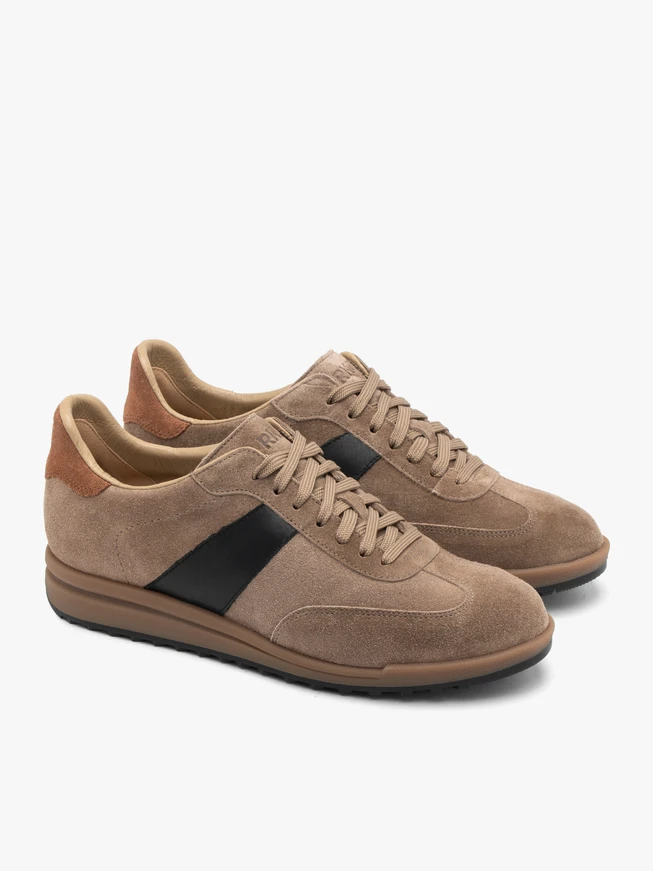 Sandfarbene Sporthalbschuhe zum Schnüren