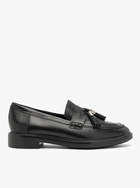 Schwarze Mokassins mit einer Clutch
