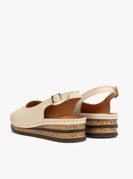 Cremefarbene Damen Plateausandalen
