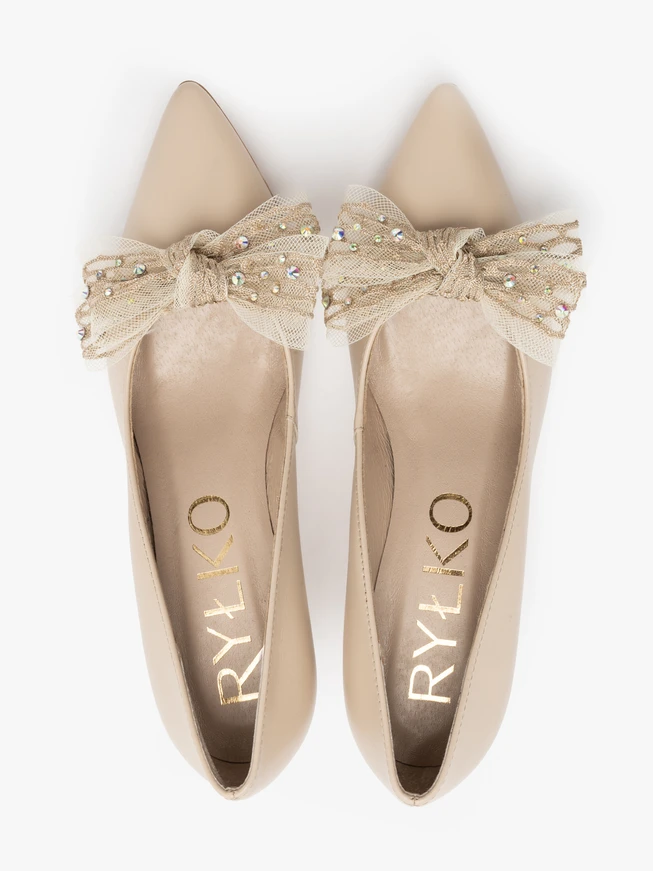 Beige pumps with detachable bow