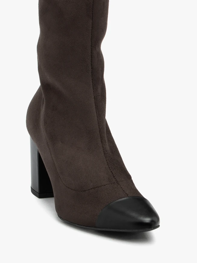 Braune Stiefel mit elastischen Sohlen und schwarzer Zehenkappe
