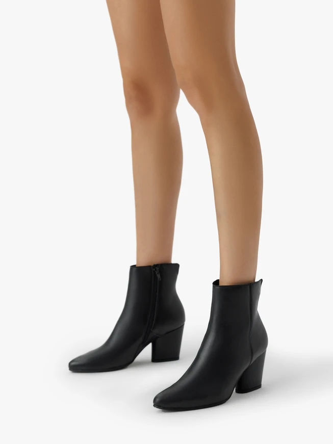 Schwarze Stiefel mit Absatz aus genarbtem Leder