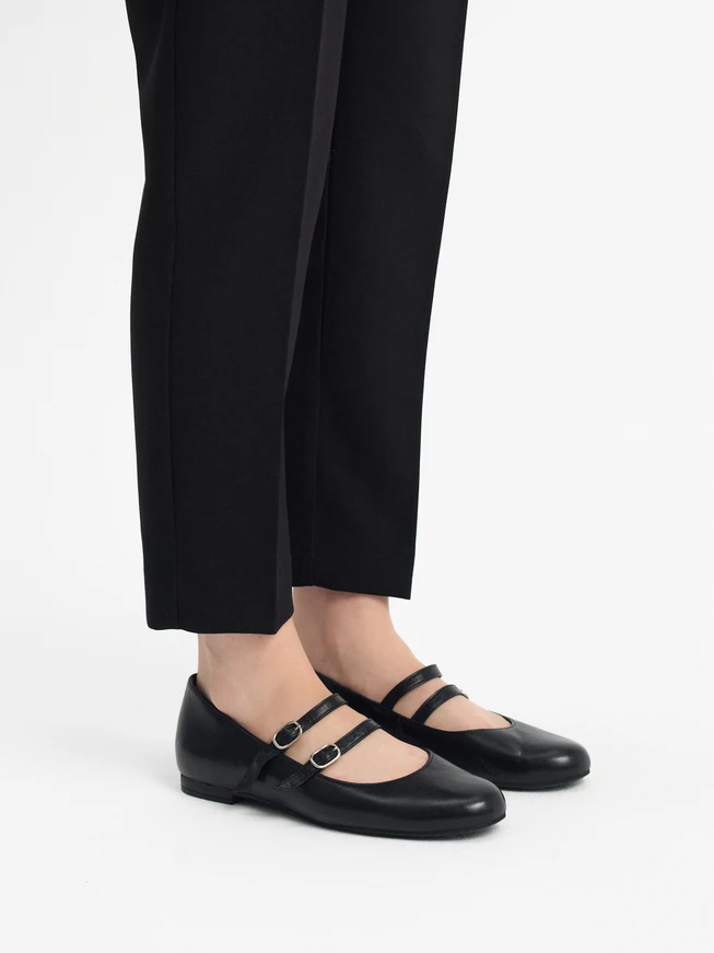 Schwarze Ballerinas mit zwei Riemen
