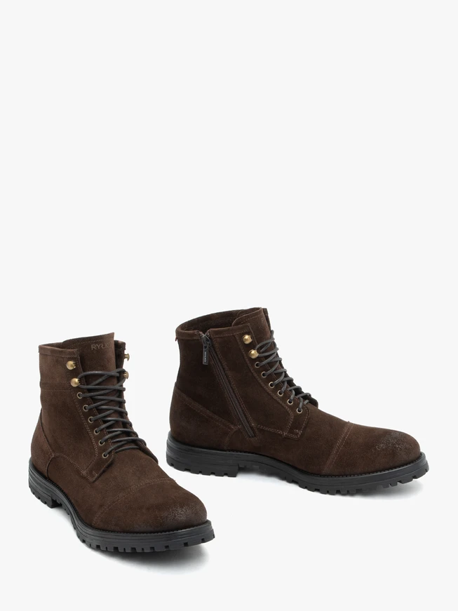 Dunkelbraune isolierte Stiefel