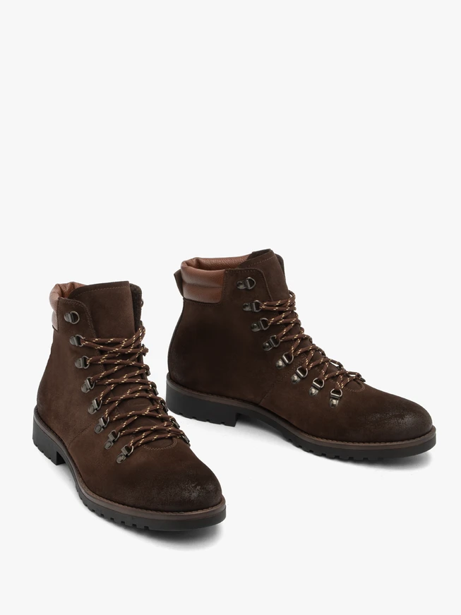 Braune Stiefel aus Leder und Velours