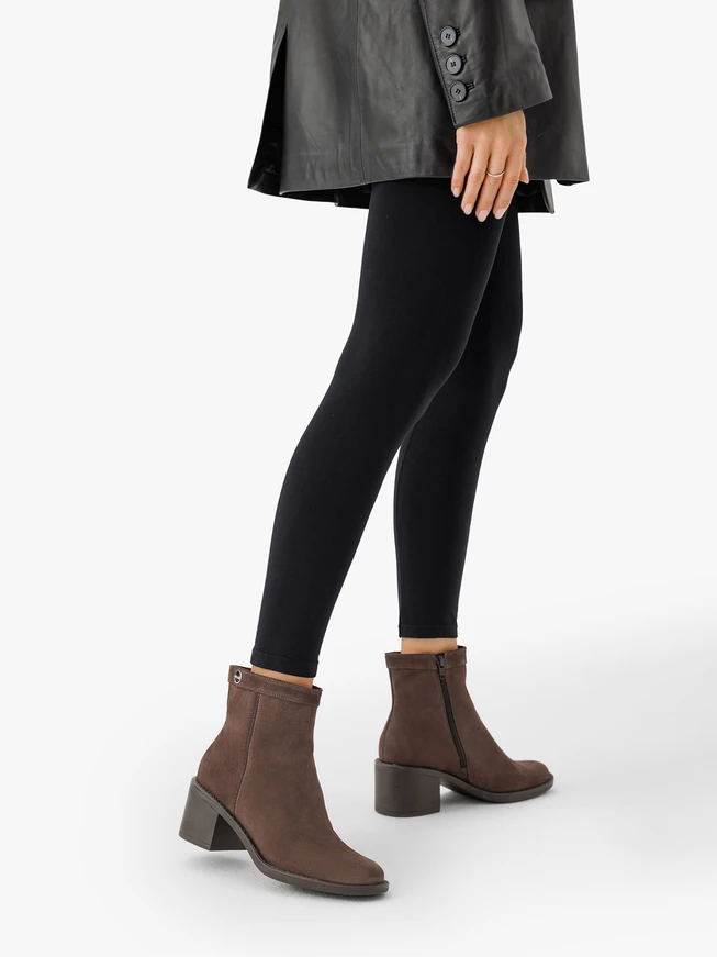 Braune Veloursstiefel mit Absatz