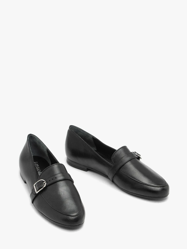 Schwarze Mokassins aus genarbtem Leder mit Riemen