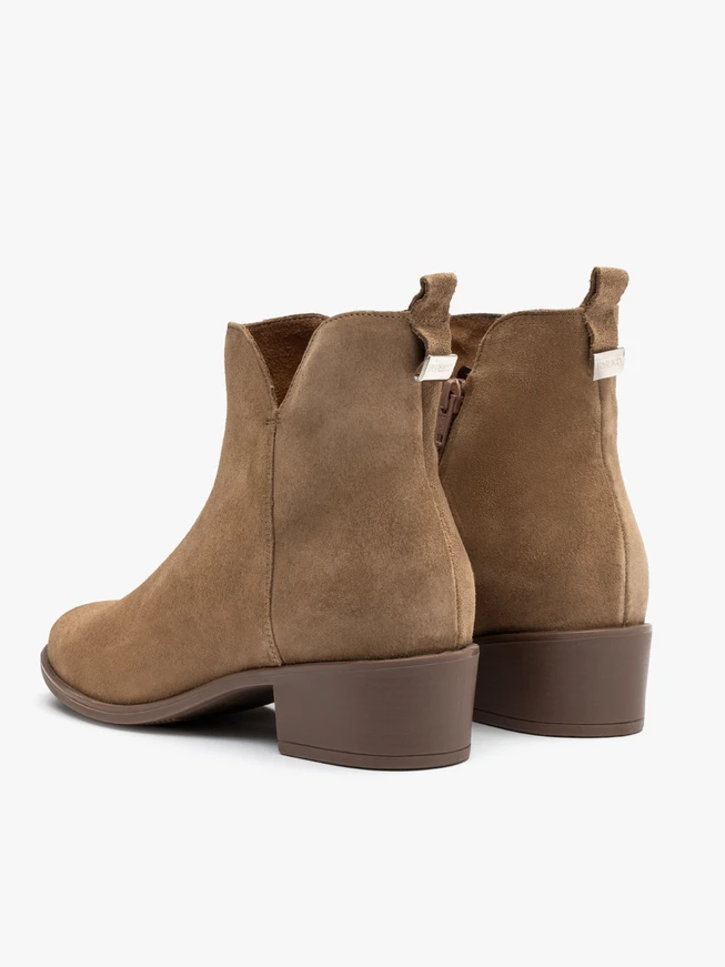 Beigefarbene Damenstiefel mit dekorativem Schaft