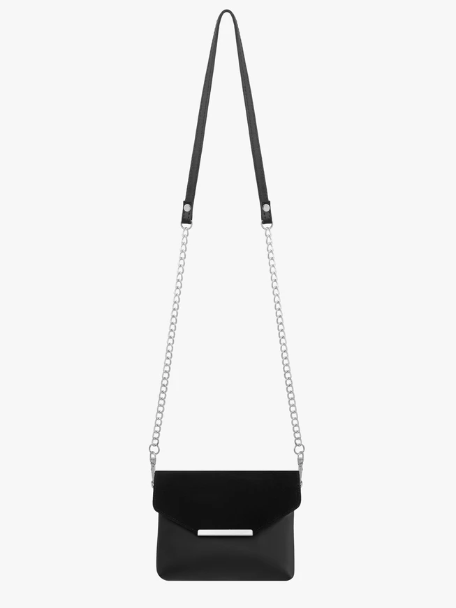 Kleine schwarze Clutch-Tasche mit Kette