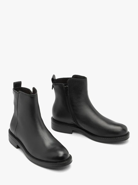 Schwarz genarbte Lederstiefel