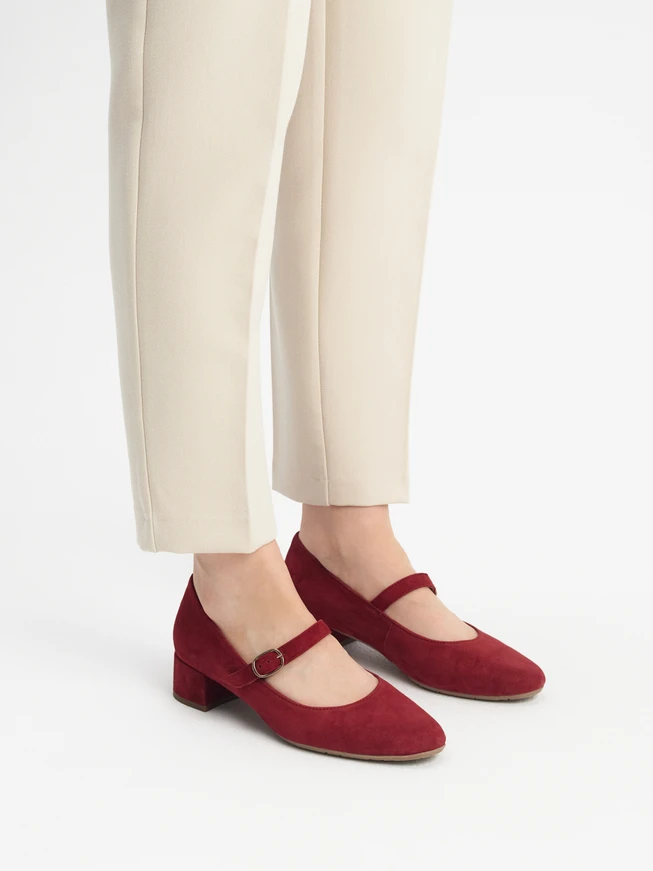 Kastanienbraune niedrighackige Pumps