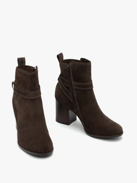 Braune Veloursstiefel mit Stilettoabsatz