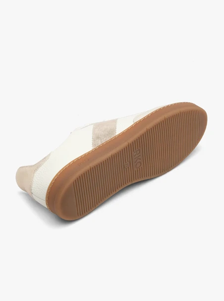 Cream sporty shoes with platinum accents