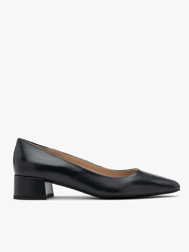 Marineblaue niedrighackige Pumps