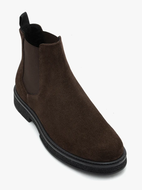 Dunkelbraune isolierte Slingbacks