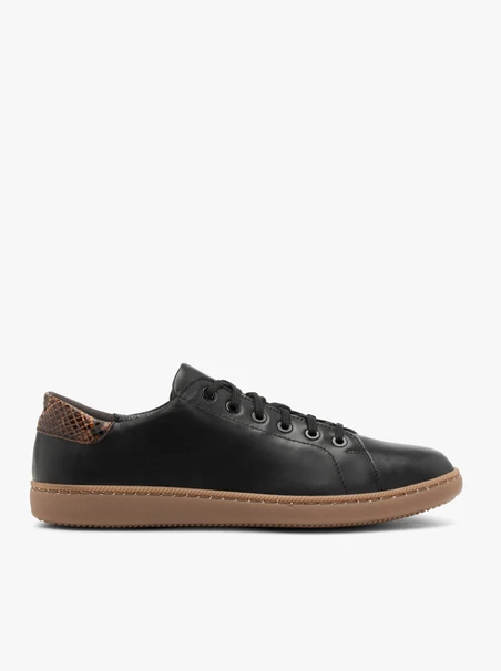 Schwarze Sportschuhe zum Schnüren