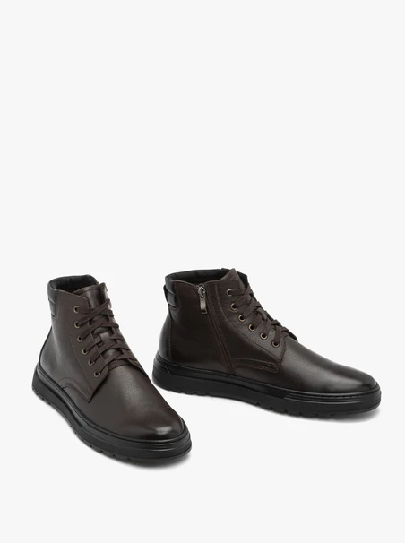 Braune isolierte Lederstiefel