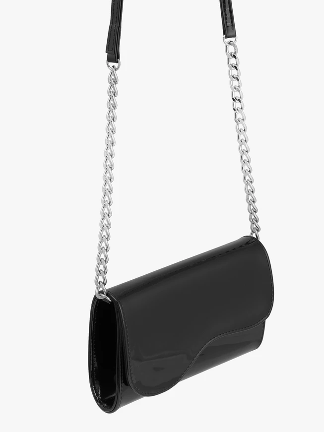 Schwarz lackierte Handtasche mit Kette