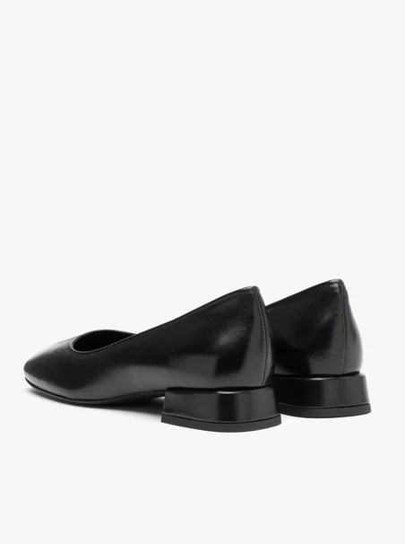 Schwarze klassische Pumps aus genarbtem Leder