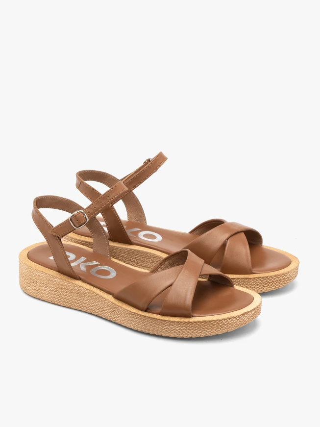 Braune niedrige Plateausandalen