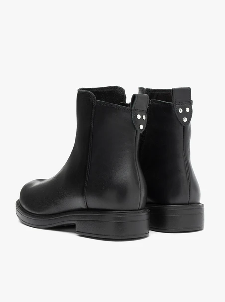 Schwarz genarbte Lederstiefel