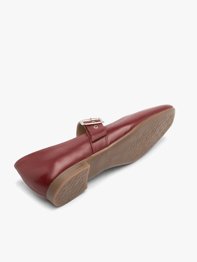 Kastanienbraune Ballerinas mit silberner Schnalle