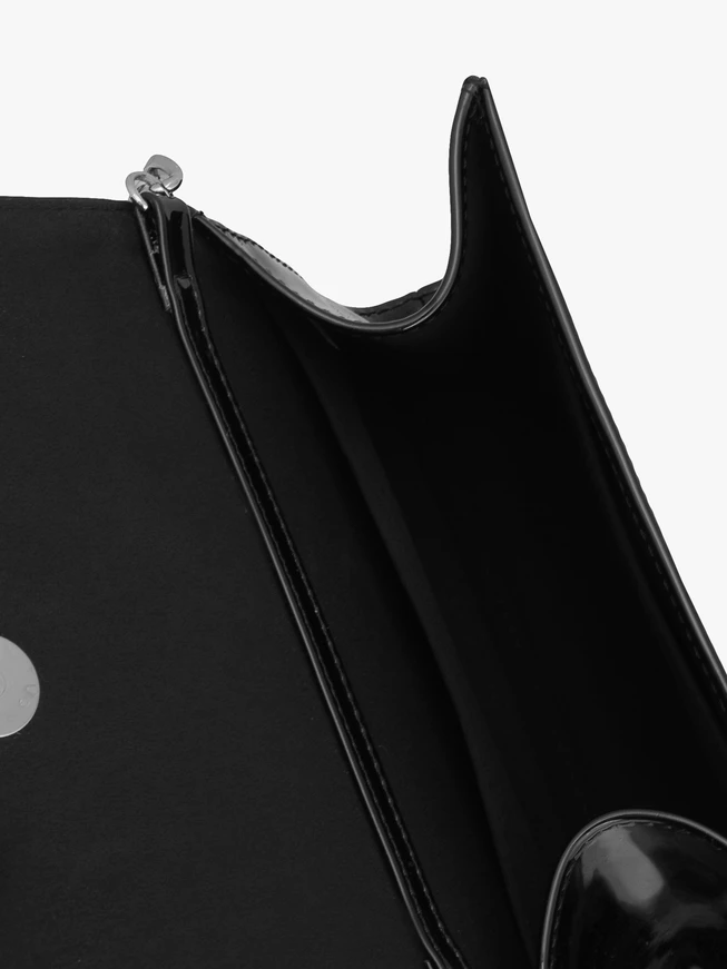 Schwarz lackierte Handtasche mit Kette
