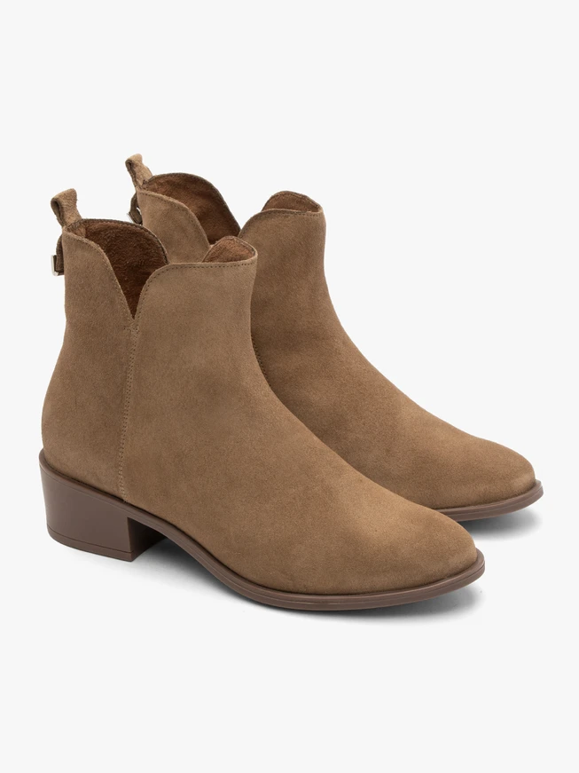 Beigefarbene Damenstiefel mit dekorativem Schaft