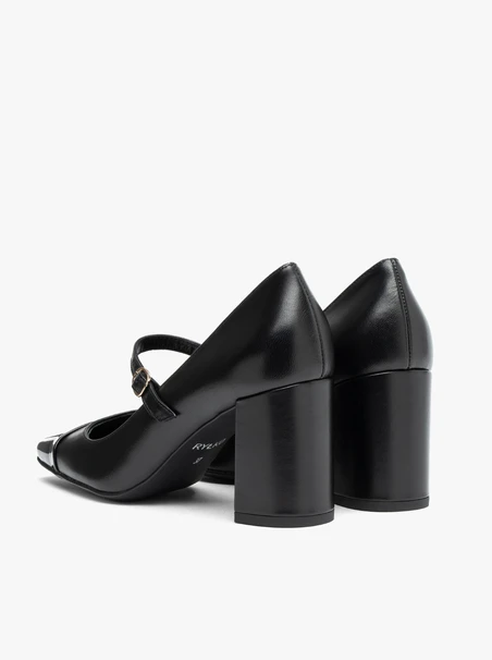 Schwarze Pumps mit lackierter Nase