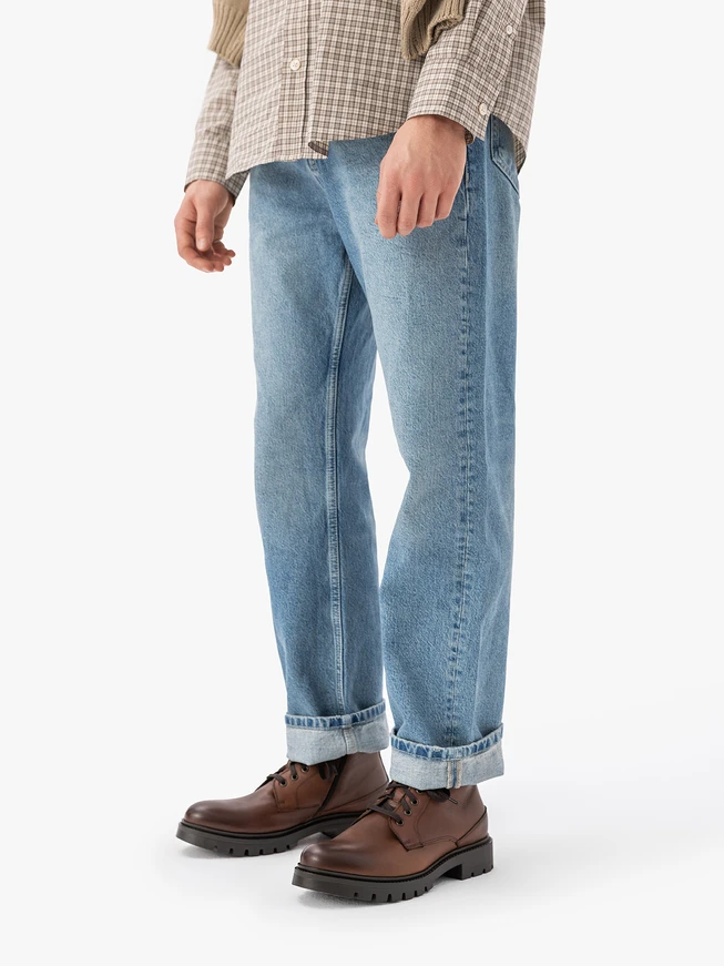 Braune isolierte Stiefel