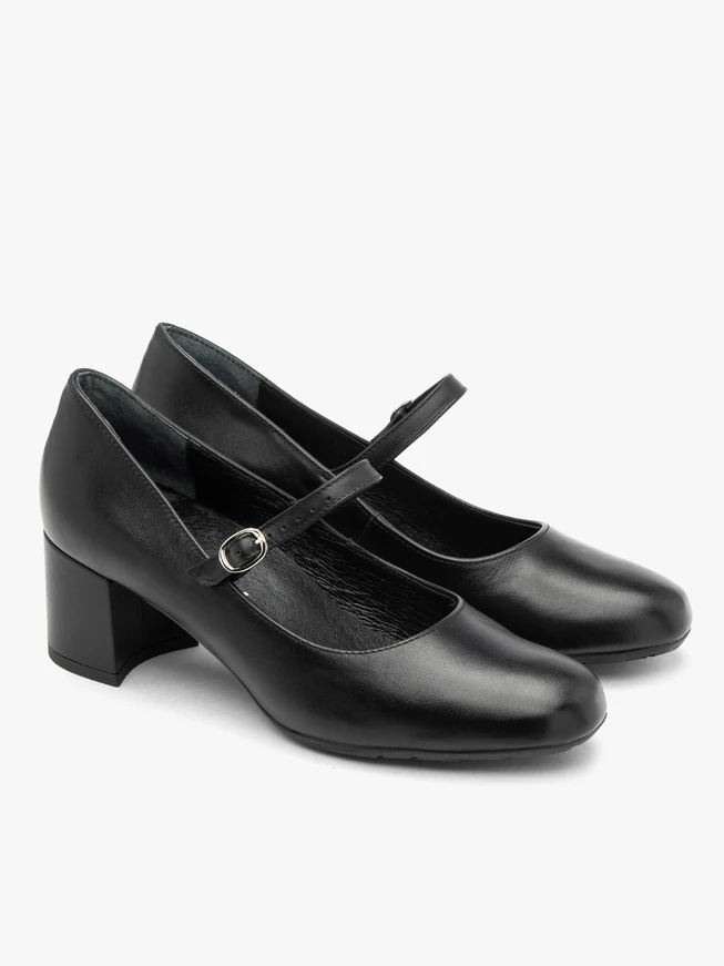 Black pumps with strap