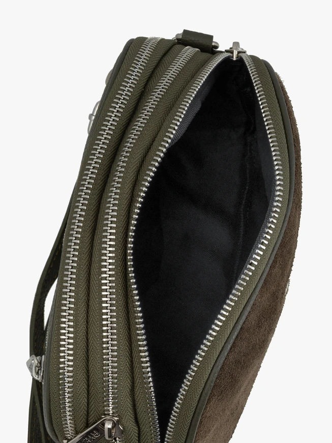 Grüne Brieftasche mit einer dekorativen Clutch