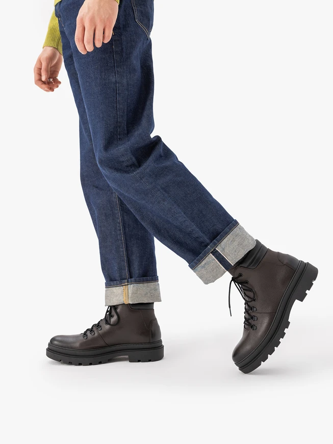 Dunkelbraune isolierte Stiefel