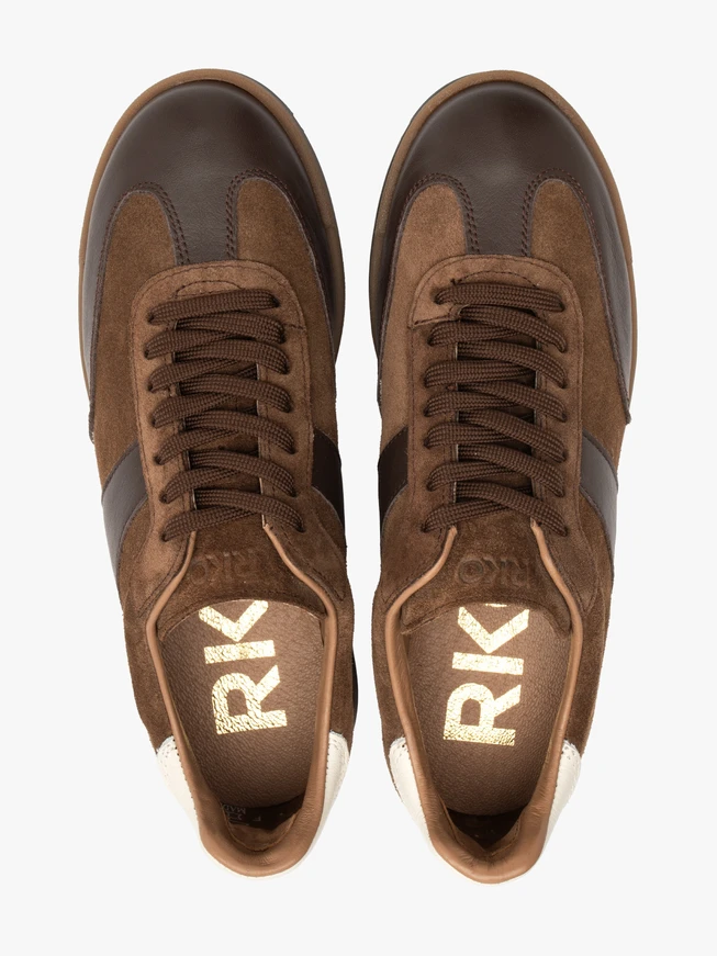 Braune Sporthalbschuhe