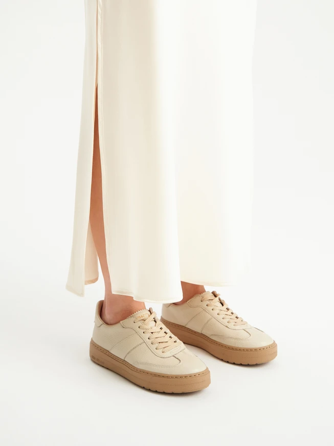 Cremefarbene Sporthalbschuhe mit dunkelbeiger Sohle