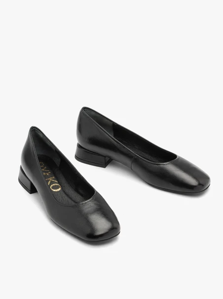 Schwarze klassische Pumps aus genarbtem Leder