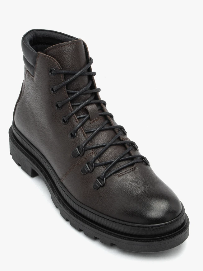 Dunkelbraune isolierte Stiefel