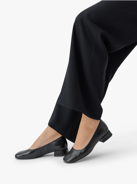 Schwarze klassische Pumps aus genarbtem Leder