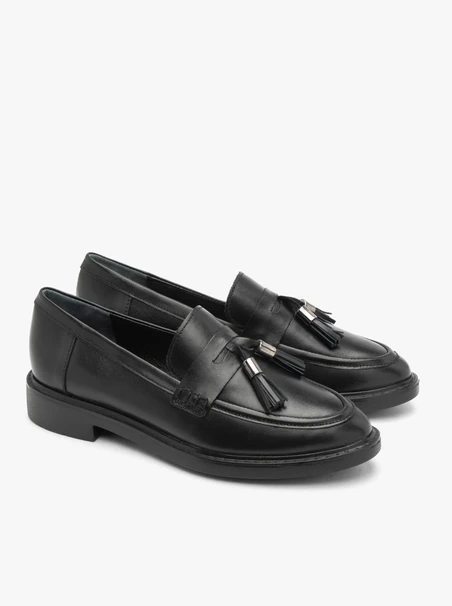 Schwarze Mokassins mit einer Clutch