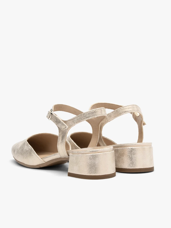 Platin-Pumps mit offenem Absatz