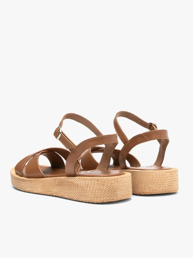 Braune niedrige Plateausandalen