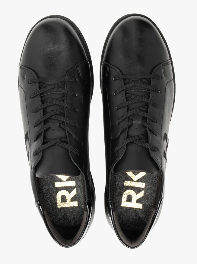 Schwarze Turnschuhe aus genarbtem Leder